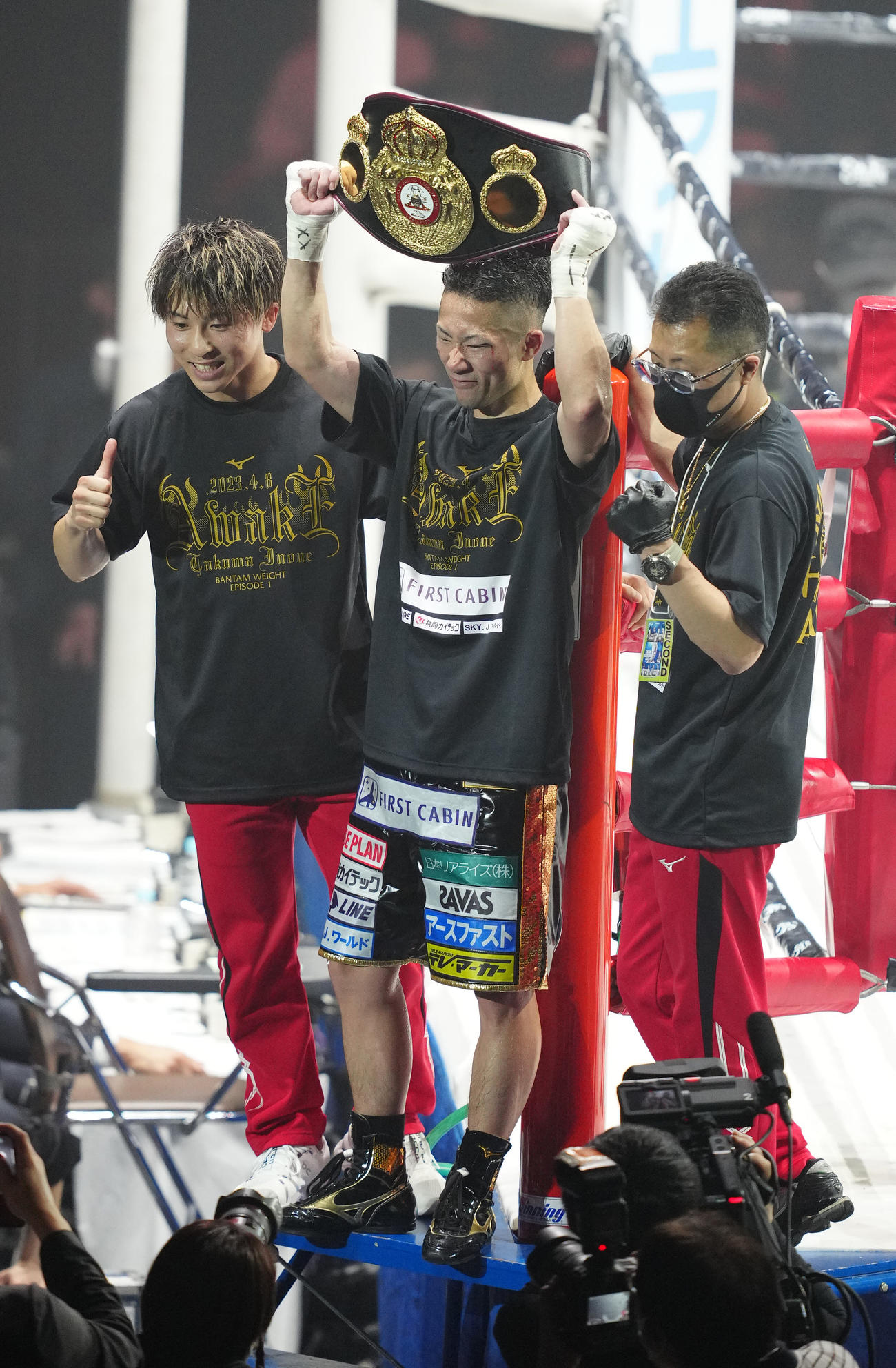 12回判定勝ちでWBA世界バンタム級新王者となり、ベルトを掲げる井上拓。右は父の真吾氏、左は兄の尚弥（撮影・江口和貴）