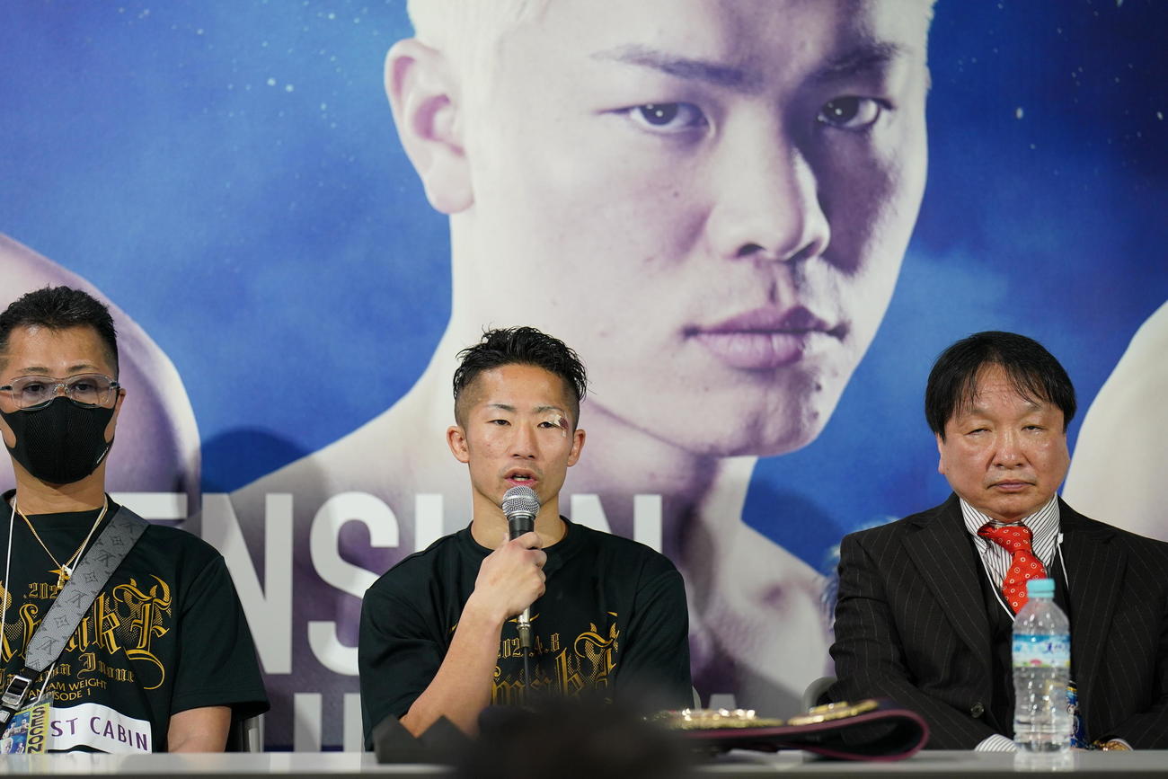 試合後、会見を行う井上。左は父真吾さん、右は大橋会長（撮影・狩俣裕三）