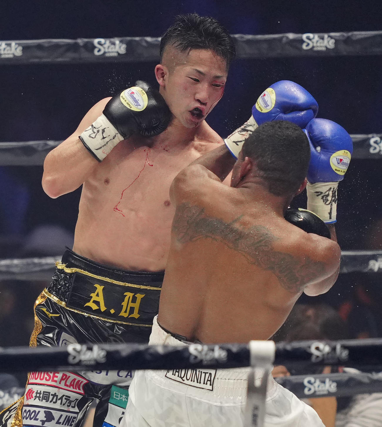 7回、ソリス（右）にパンチを放つ井上拓（撮影・江口和貴）