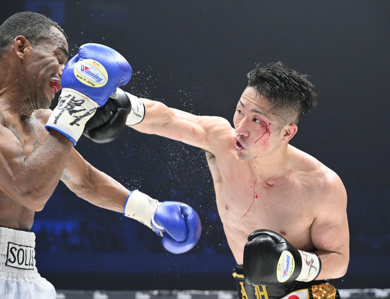 7回、井上拓（右）はソリスにパンチを打ち込む（撮影・滝沢徹郎）