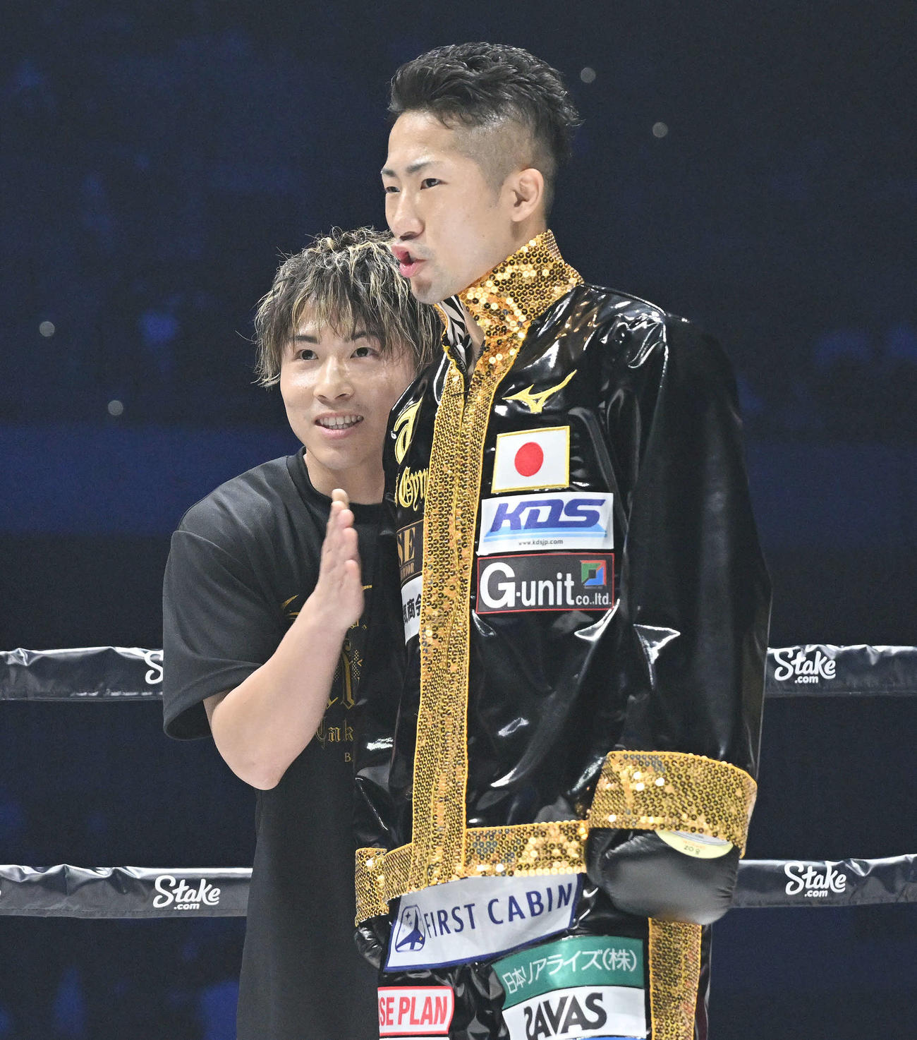 ソリス戦に臨む井上拓真（右）を激励する兄の尚弥（撮影・滝沢徹郎）