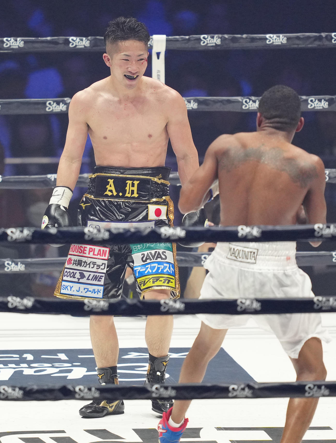 6回、笑みを浮かべる井上拓（左）（撮影・江口和貴）
