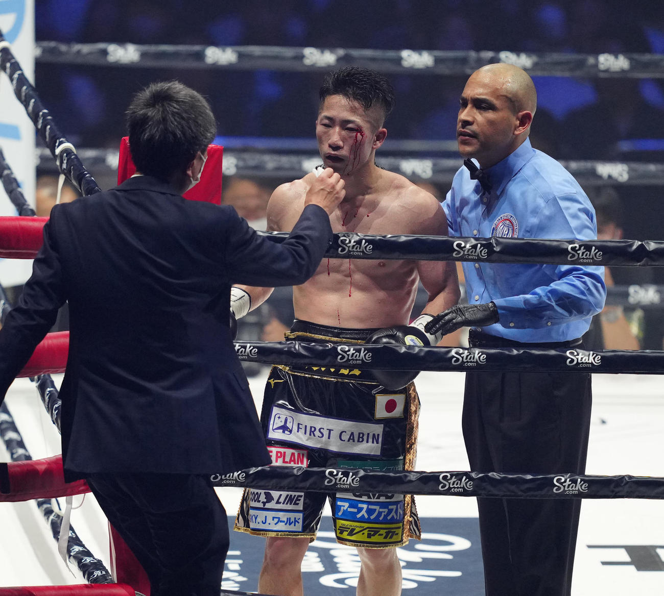5回、流血する井上拓（中央）（撮影・江口和貴）