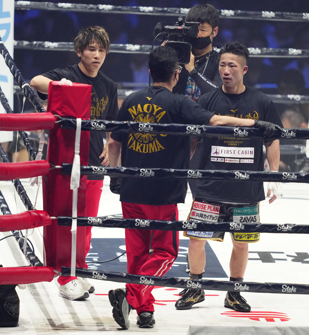 12回を終え、判定を待つ井上拓（右）。左は兄の尚弥（撮影・江口和貴）