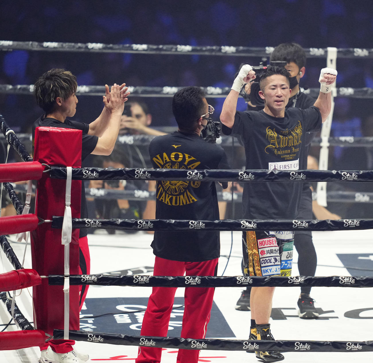 12回判定勝ちでWBA世界バンタム級新王者となり、ガッツポーズを見せる井上拓。左は兄の尚弥（撮影・江口和貴）