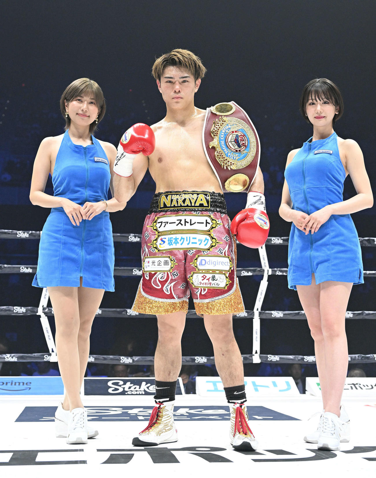 ベルトを肩に記念撮影する佐々木（撮影・滝沢徹郎）