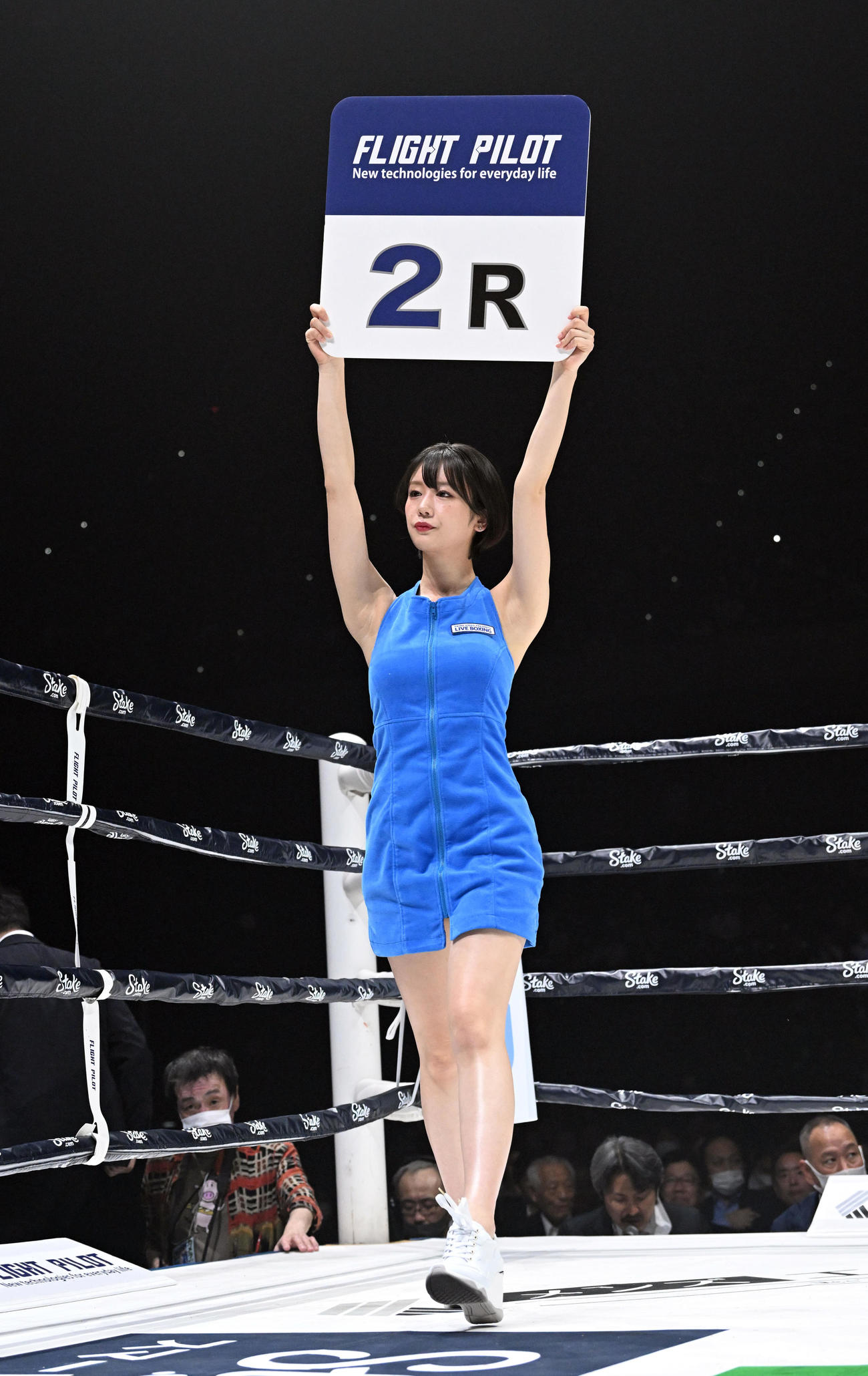 ラウンドガールを務める新唯（撮影・滝沢徹郎）