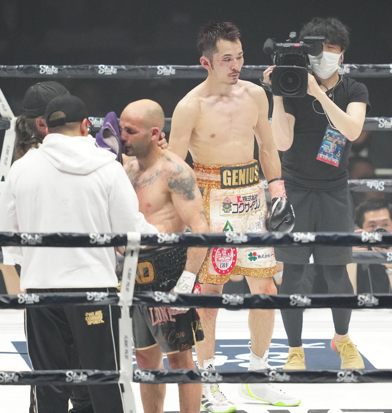 12回判定勝ちでマルチネス（手前右）に勝利した阿部（撮影・江口和貴）