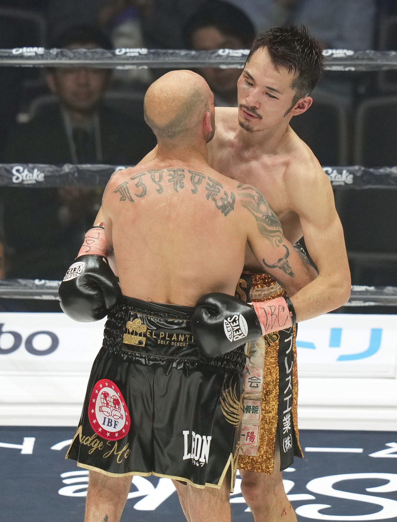 判定勝ちし、マルチネス（左）と健闘をたたえ合う阿部（撮影・狩俣裕三）