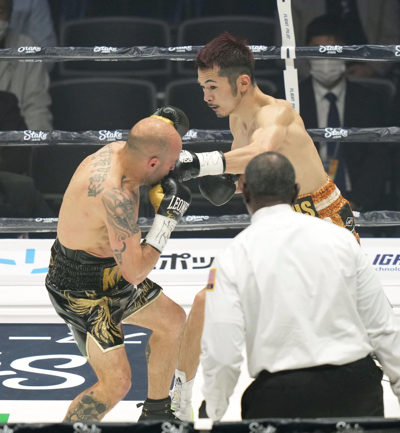 3R、マルチネス（左）に左フックを食らわす阿部（撮影・狩俣裕三）