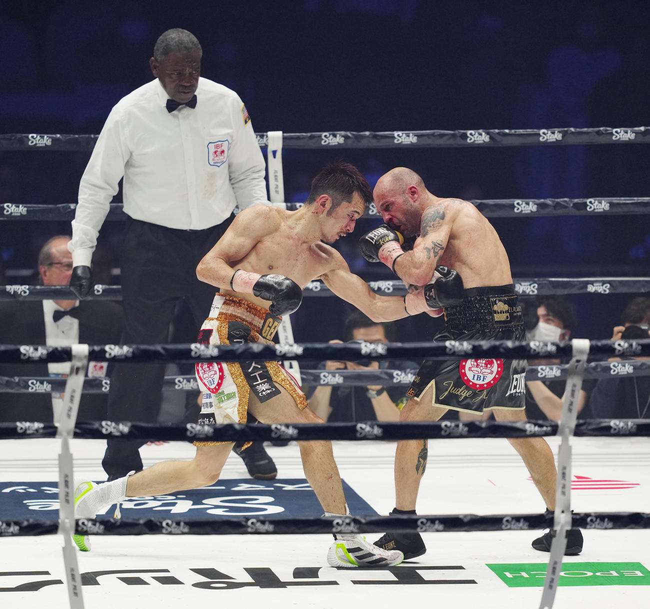 6回、マルチネス（右）にパンチを放つ阿部（撮影・江口和貴）