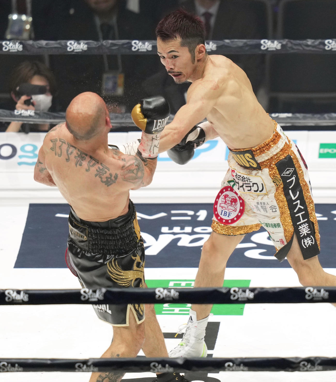 3R、マルチネス（左）に左フックを食らわす阿部（撮影・狩俣裕三）