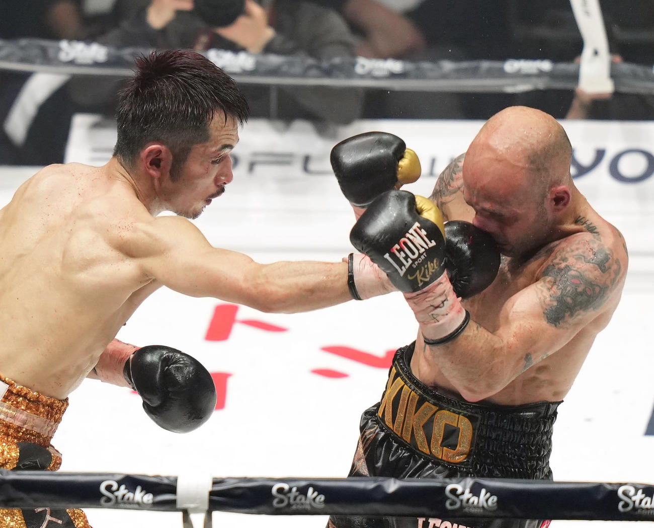 12R、マルチネス（右）に右フックを食らわす阿部（撮影・狩俣裕三）