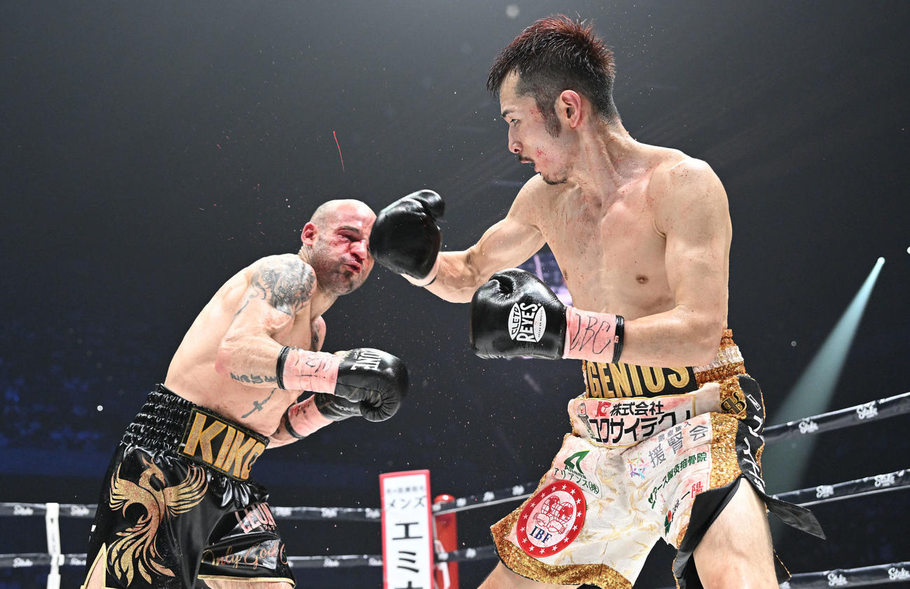 11回、阿部（右）はマルチネスにパンチを打ち込む（撮影・滝沢徹郎）