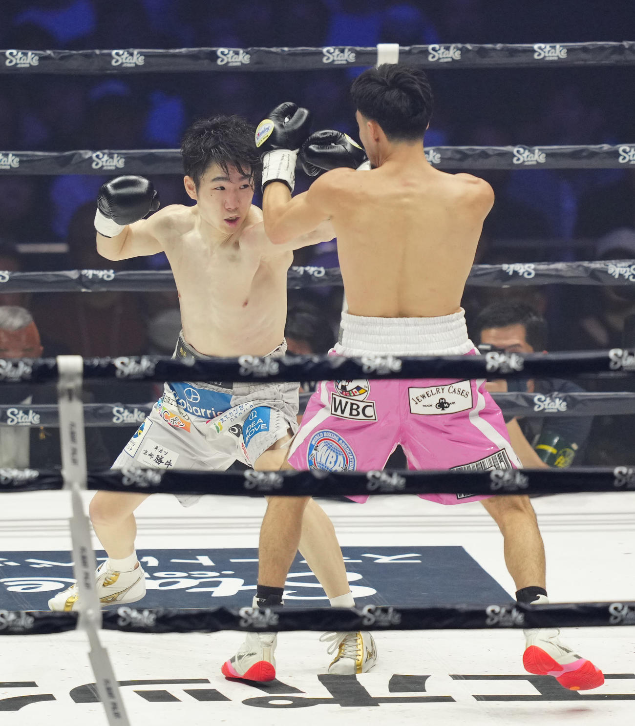 1回、オラスクアガ（右）にジャブを放つ寺地（撮影・江口和貴）