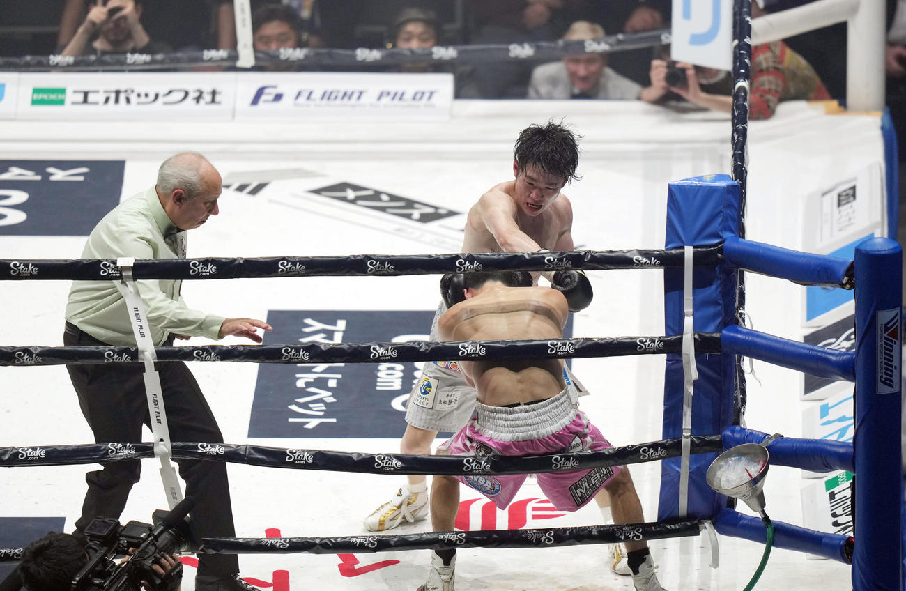9回、オラスクアガ（手前）にレフェリーストップでTKO勝ちする寺地（撮影・狩俣裕三）
