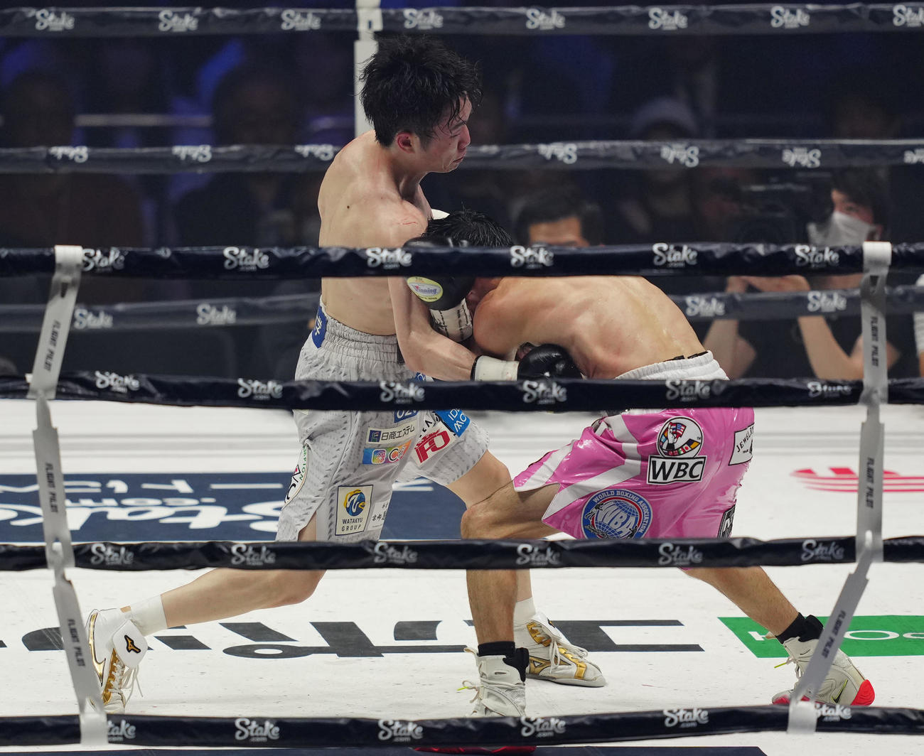 6回、オラスクアガ（右）のボディーにパンチを放つ寺地（撮影・江口和貴）