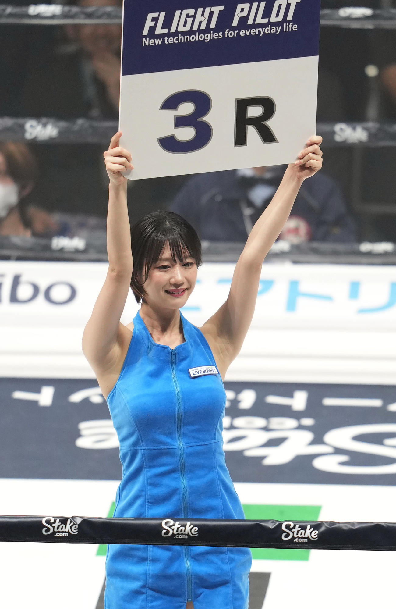 ラウンドガールを務める新唯（撮影・狩俣裕三）