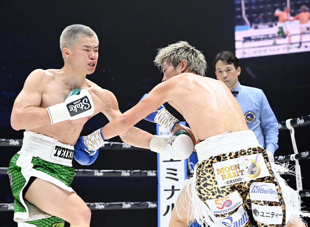 2R、与那覇（右）に左ボディーを放つ那須川（撮影・滝沢徹郎）