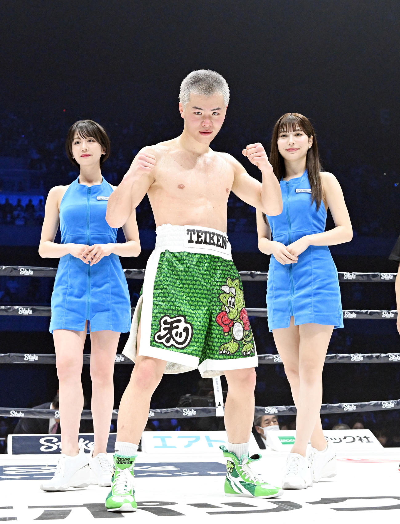 デビュー戦を勝利し、ラウンドガールの新唯（左）、雪平莉左（右）に囲まれながらポーズを決める那須川（撮影・滝沢徹郎）