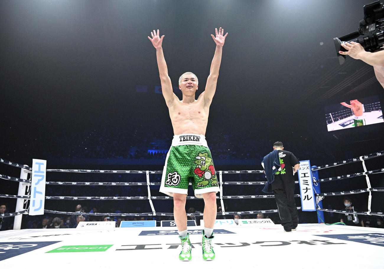 デビュー戦を勝利し、ファンの声援に応える那須川（撮影・滝沢徹郎）