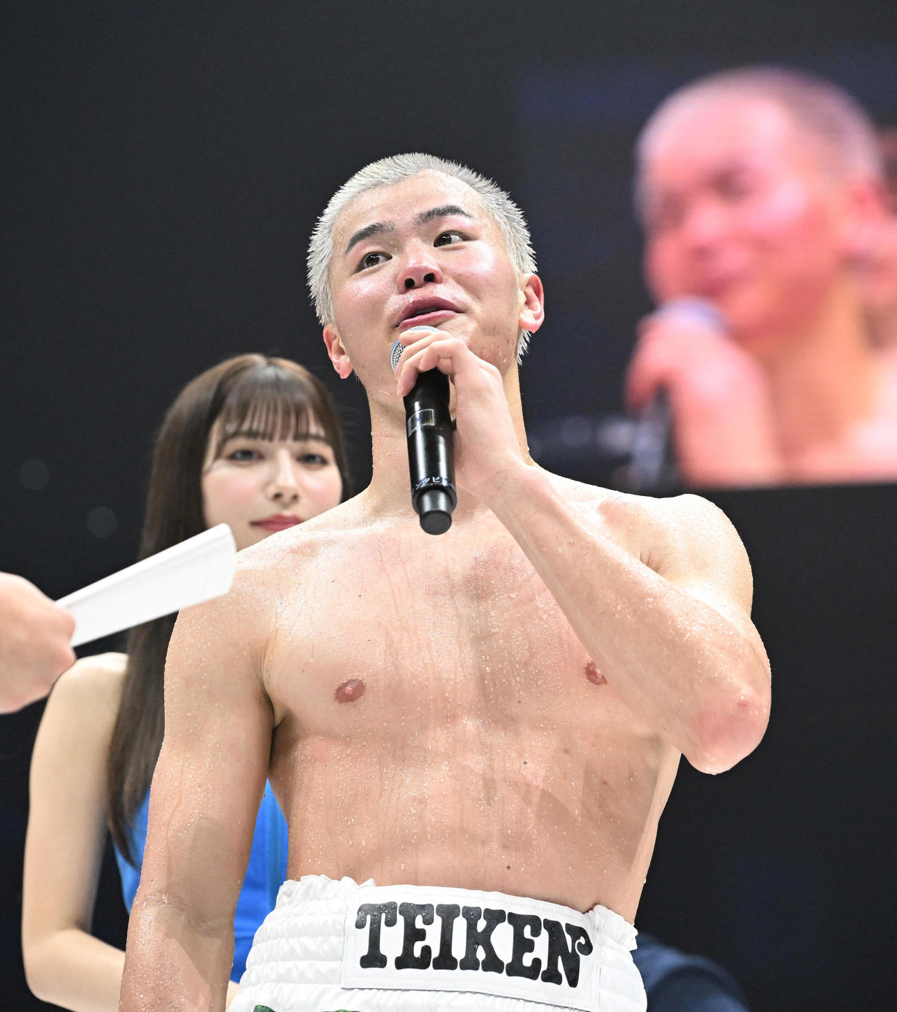 デビュー戦を勝利し、インタビューで笑顔を見せる那須川（撮影・滝沢徹郎）