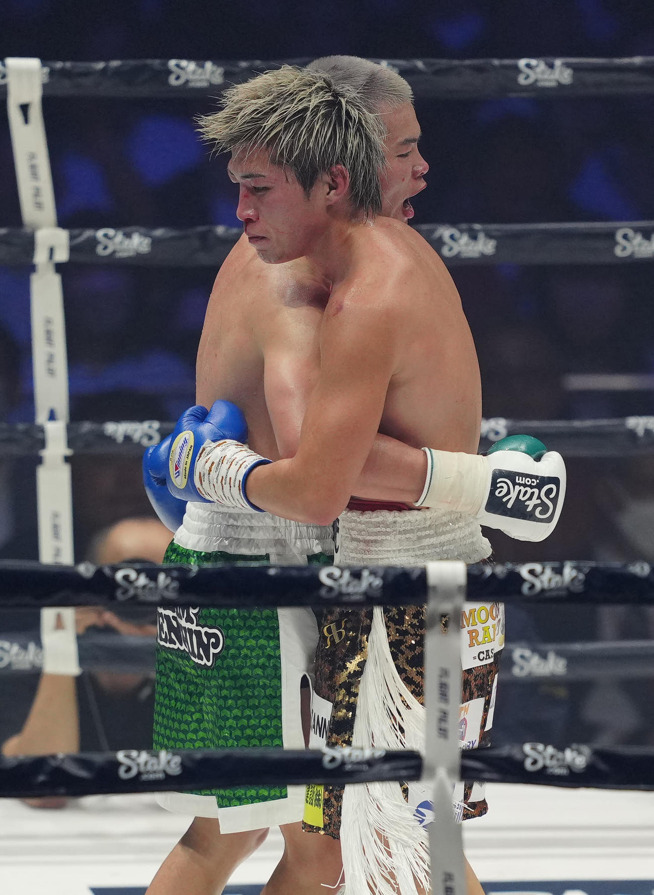 6回を終え、抱き合う那須川（左）と与那覇（撮影・江口和貴）
