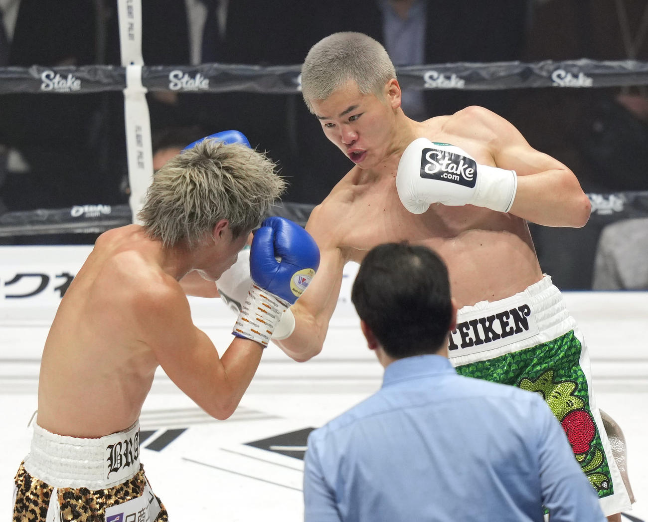 1R、与那覇（左）に右フックを食らわす那須川（撮影・狩俣裕三）