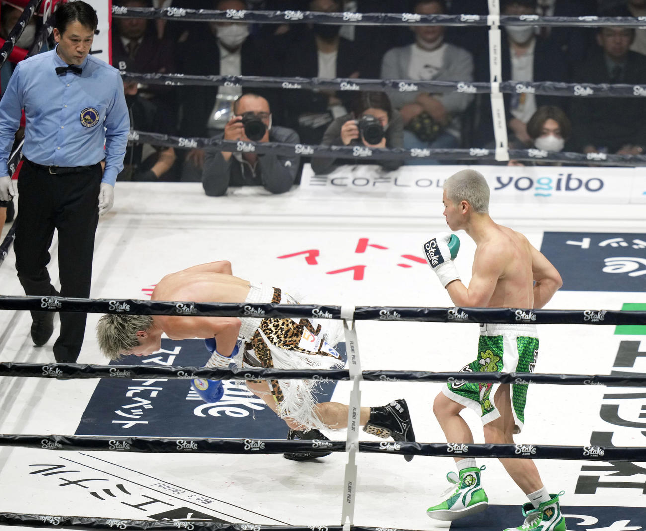 2R、与那覇（左）のダウンを奪う那須川（撮影・狩俣裕三）