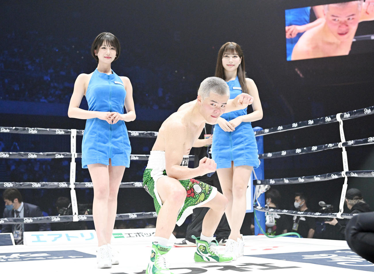 デビュー戦を勝利し、ラウンドガールの新唯（左）、雪平莉左（右）に囲まれながらポーズを決める那須川（撮影・滝沢徹郎）