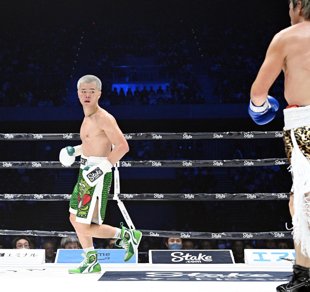 3回、軽快なステップを与那覇（右）に見せつける那須川（撮影・滝沢徹郎）