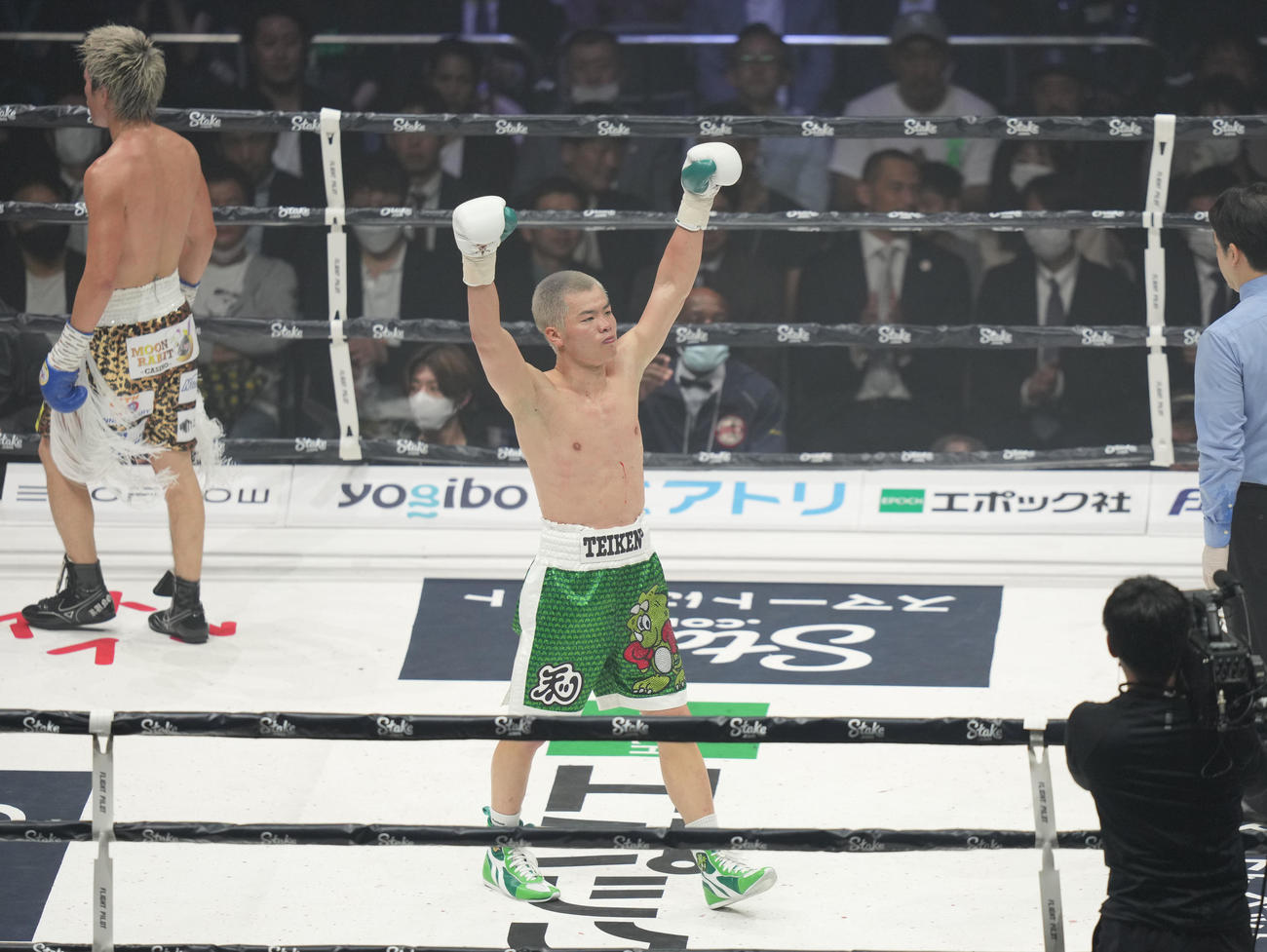 4Rを終え、バンザイをしながらコーナーに戻る那須川（撮影・狩俣裕三）