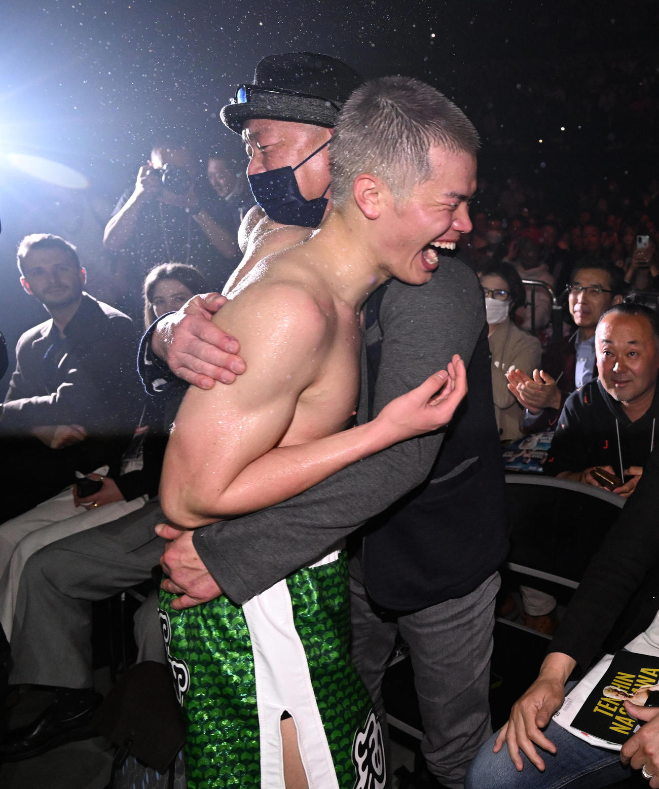 デビュー戦を勝利し、父の弘幸会長（右）と抱き合う那須川（撮影・滝沢徹郎）