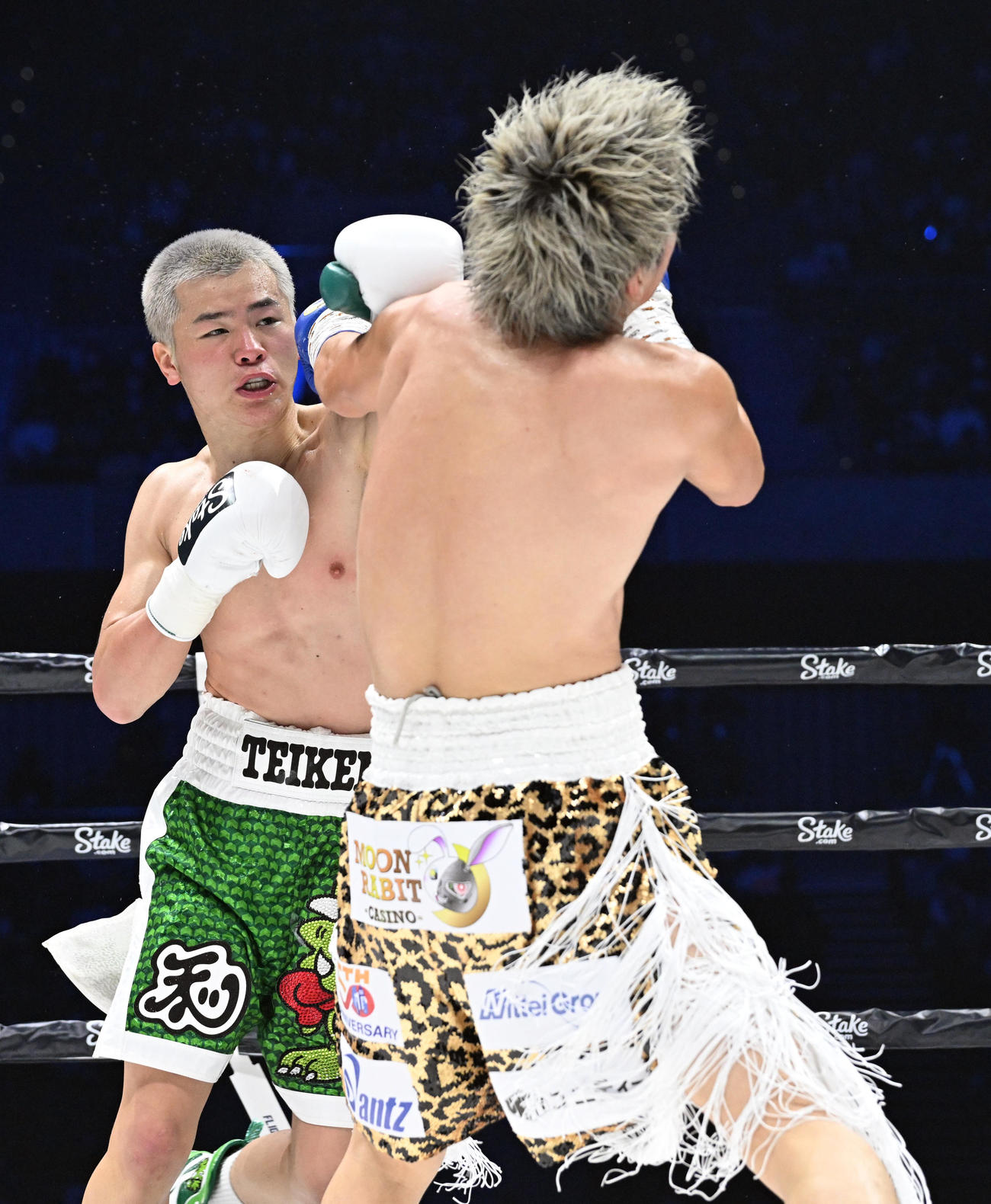 2R、与那覇（手前）を果敢に攻める那須川（撮影・滝沢徹郎）