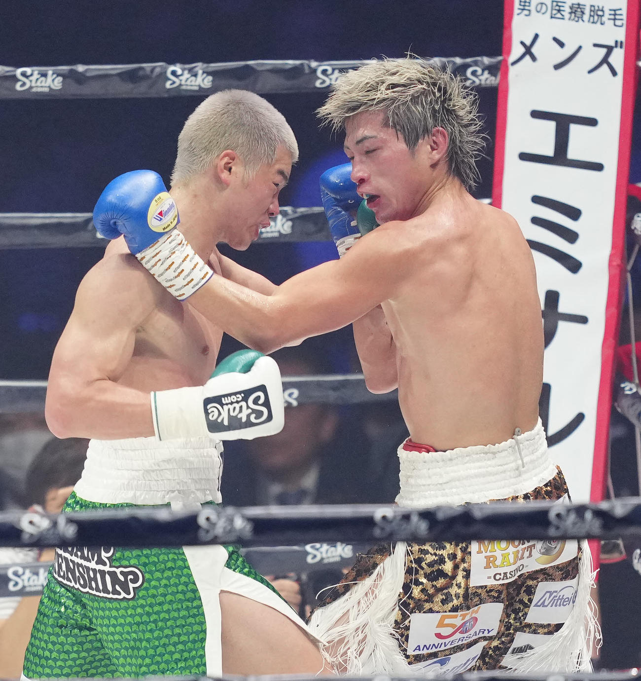 4回、与那覇（右）にパンチを放つ那須川（撮影・江口和貴）