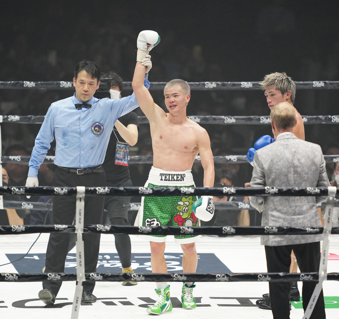 与那覇（右）に6回判定勝ちした那須川（撮影・江口和貴）