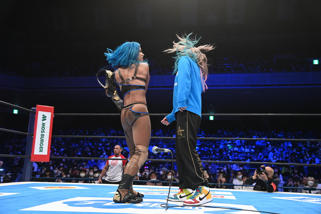 IWGP女子選手権3WAYで初防衛に成功したIWGP女子王者のメルセデス・モネは、23日のスターダム横浜アリーナ大会で同王座に挑戦する岩谷麻優へ強烈な張り手を食らわす（新日本プロレス提供）