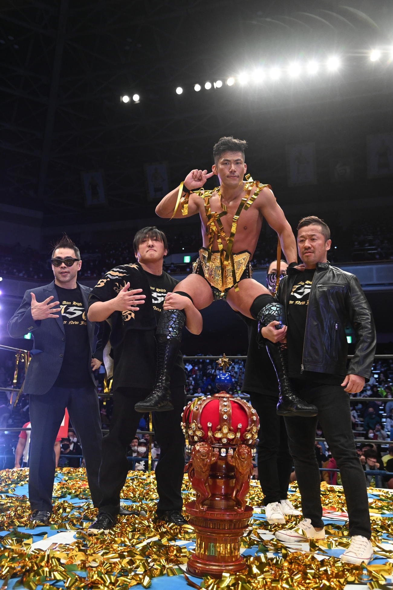 IWGP世界ヘビー級新王者に輝いたSANADAと祝福したJust 5 Guys（新日本プロレス提供）