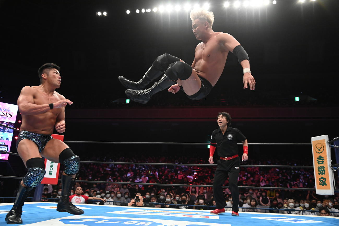 IWGP世界ヘビー級新王者に輝いたSANADAと敗れたオカダ・カズチカ（右）（新日本プロレス提供）