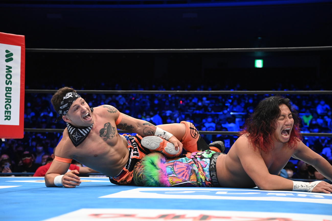 3度目の防衛に成功したIWGPジュニアヘビー級王者の高橋ヒロムと挑戦者のロビー・イーグルス（左）（新日本プロレス提供）