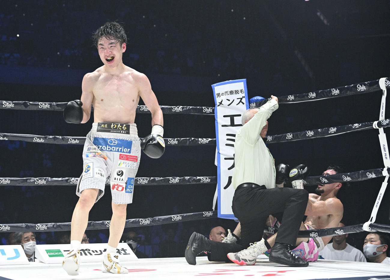 9回、寺地（手前）はオラスクアガにTKO勝ちする（撮影・滝沢徹郎）