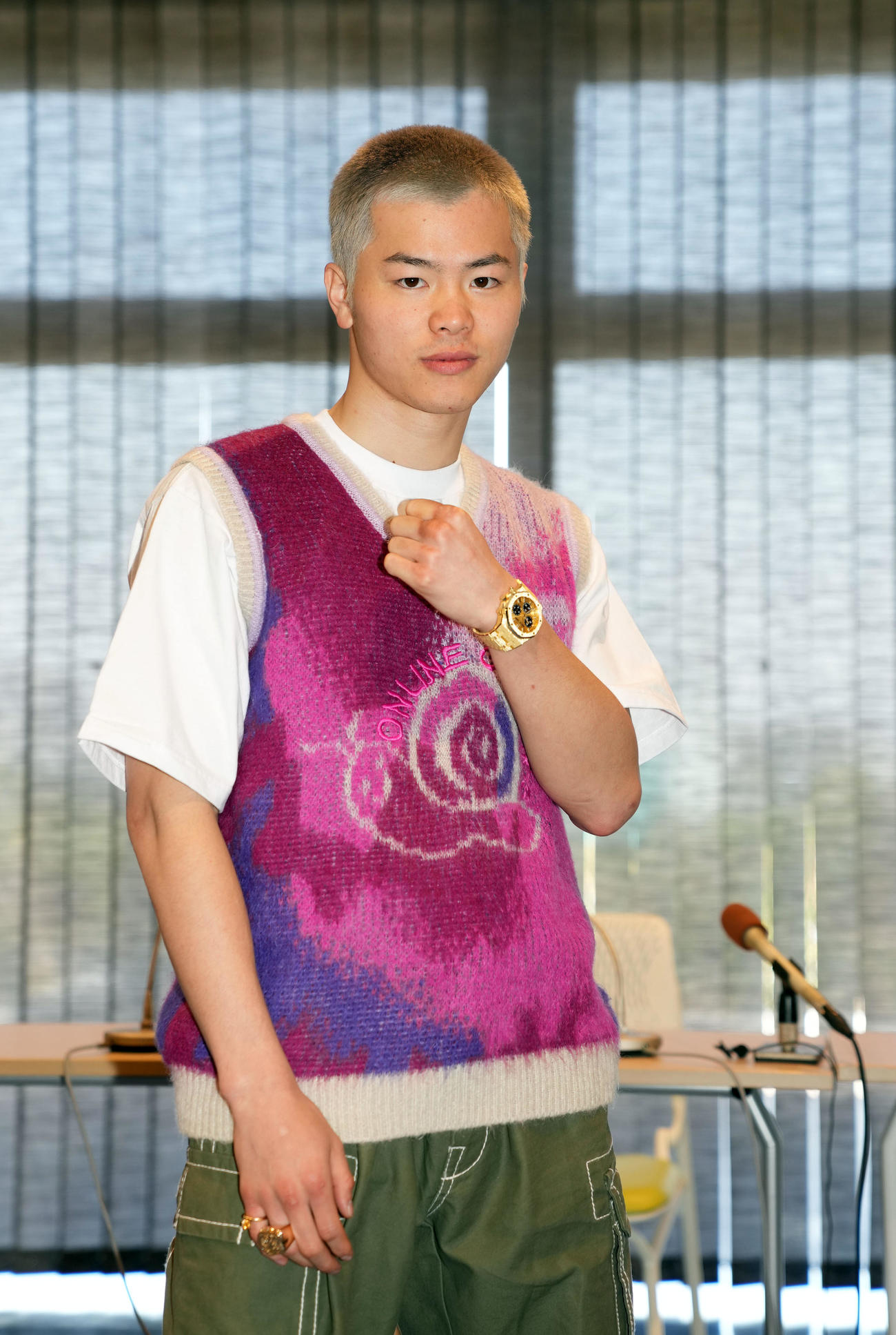 ボクシング初戦初勝利後の一夜明け会見で記念撮影をする那須川（撮影・狩俣裕三）
