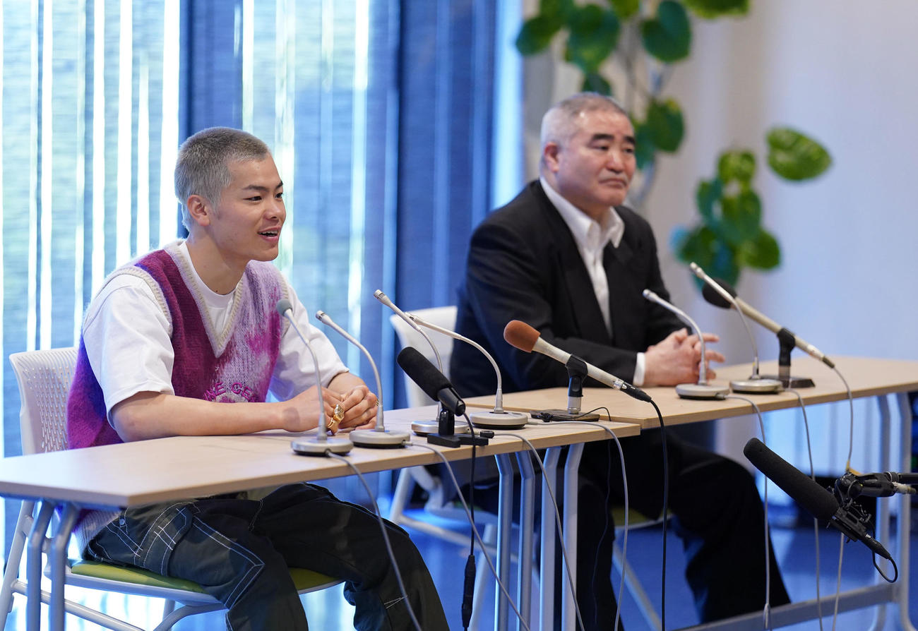 一夜明け会見で、記者の質問をに答える那須川（左）。右は帝拳ジム浜田代表（撮影・狩俣裕三）