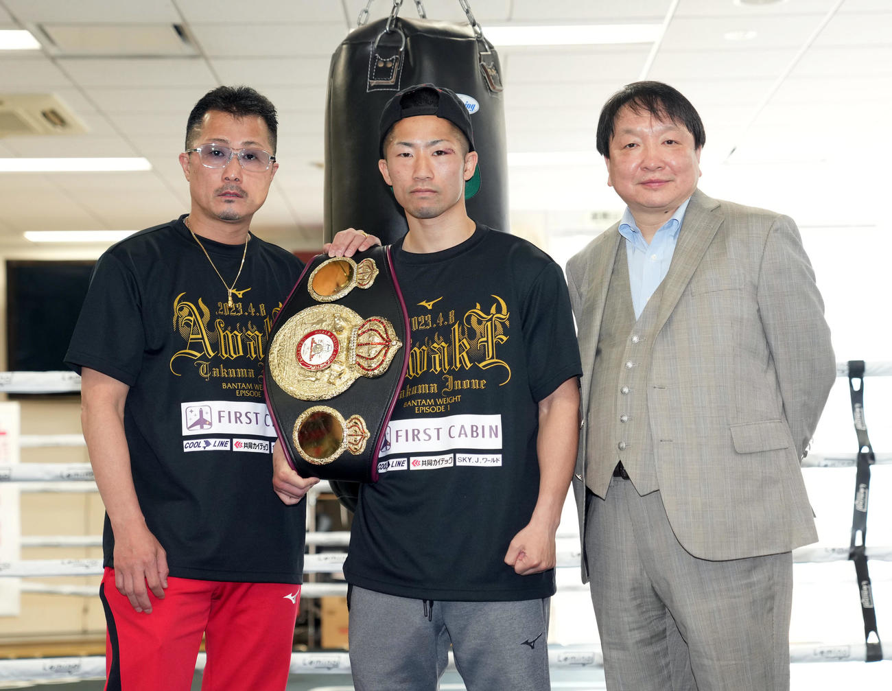 一夜明け会見で父の真吾トレーナー（左）、大橋会長（右）と写真に納まる井上拓（撮影・狩俣裕三）