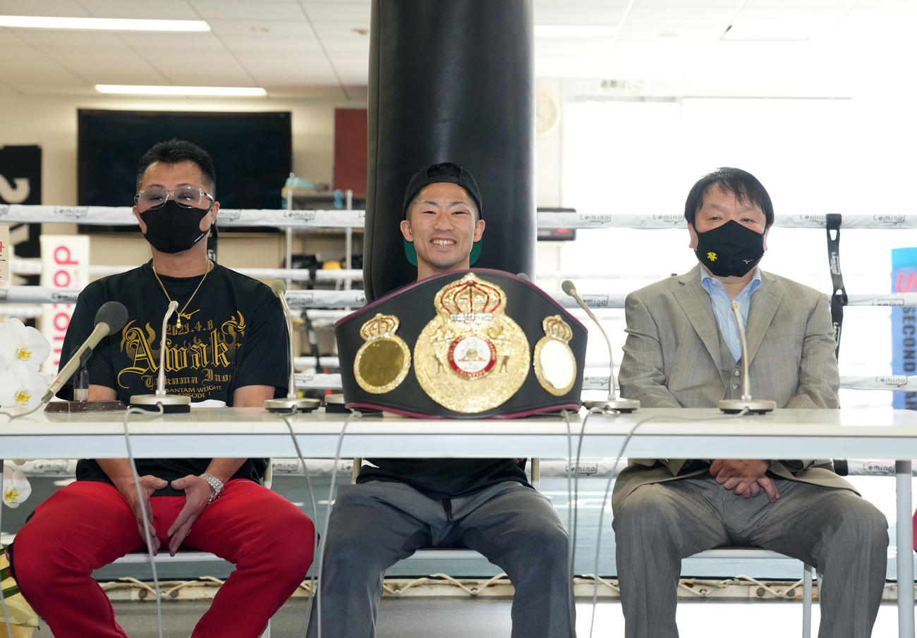 一夜明け会見で笑顔を見せる井上（中央）。左は父の真吾トレーナー、右は大橋会長（撮影・狩俣裕三）