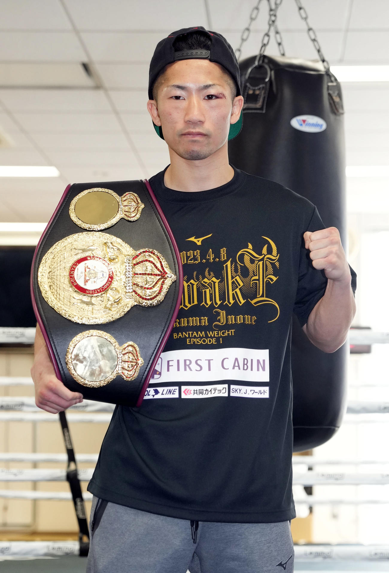 一夜明け会見でベルトをかけ、記念撮影する井上（撮影・狩俣裕三）