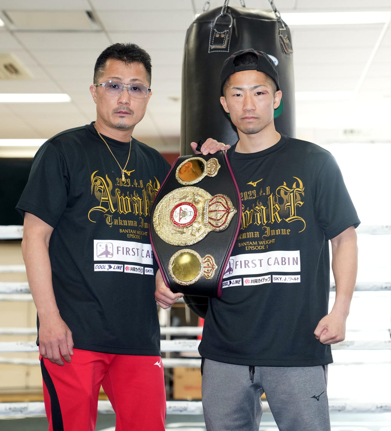 一夜明け会見で父の真吾トレーナー（左）と記念撮影をする井上（撮影・狩俣裕三）