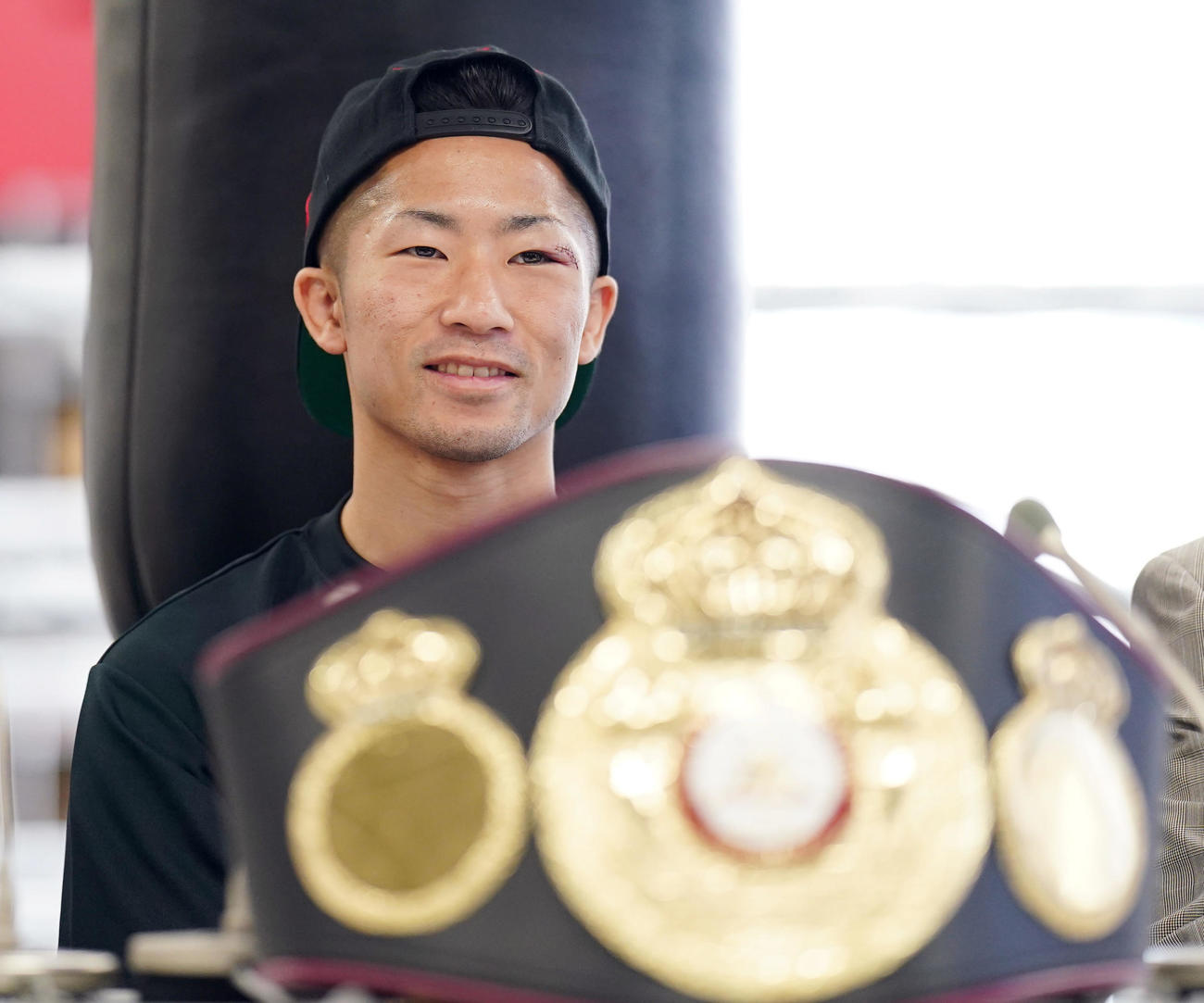 一夜明け会見で笑顔を見せる井上（撮影・狩俣裕三）