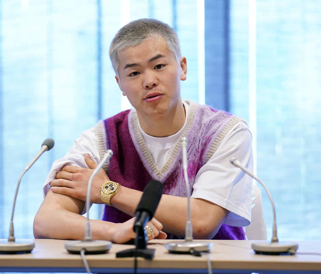 ボクシング初戦初勝利後の一夜明け会見で、試合を振り返る那須川（撮影・狩俣裕三）