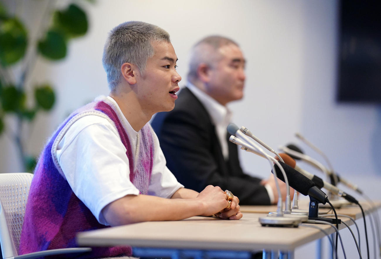 ボクシング初戦初勝利後の一夜明け会見で、記者の質問に答える那須川。後方は帝拳ジム浜田代表（撮影・狩俣裕三）